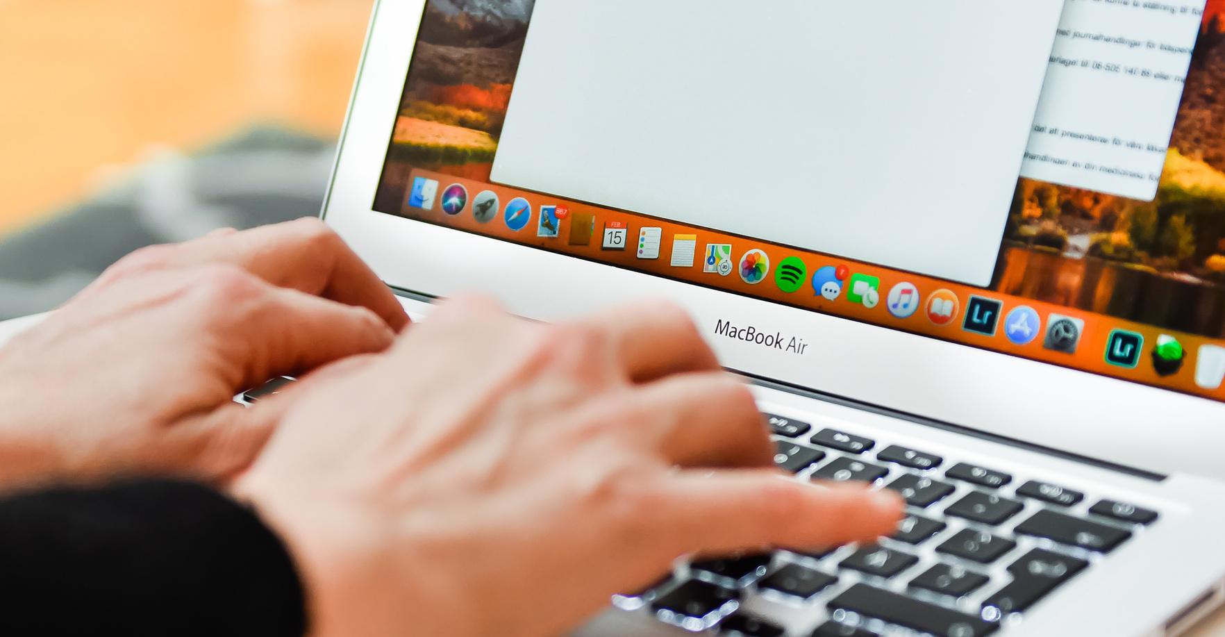 En person skriver på tangentbordet på en laptop.